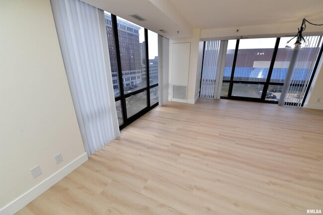 Building Photo - 123 SW Jefferson Ave