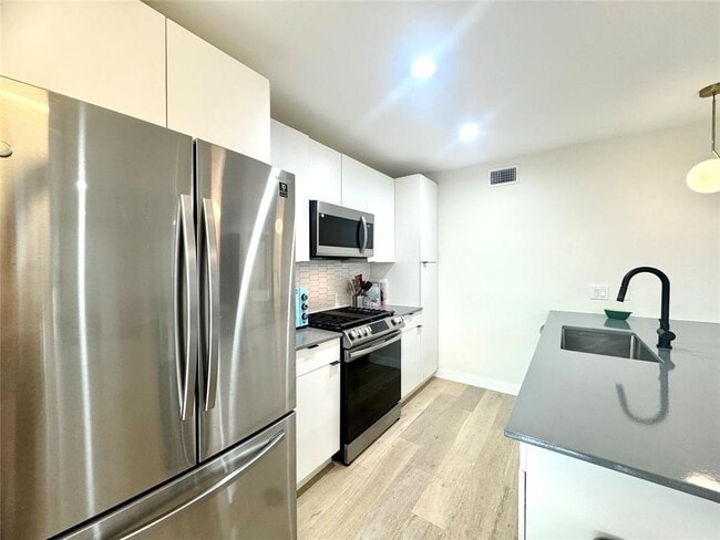 Building Photo - 400 E 30th St