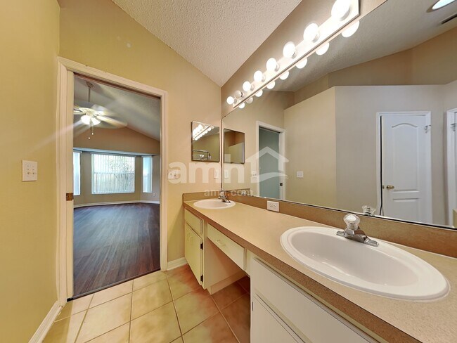 Building Photo - 1502 Scotch Pine Dr