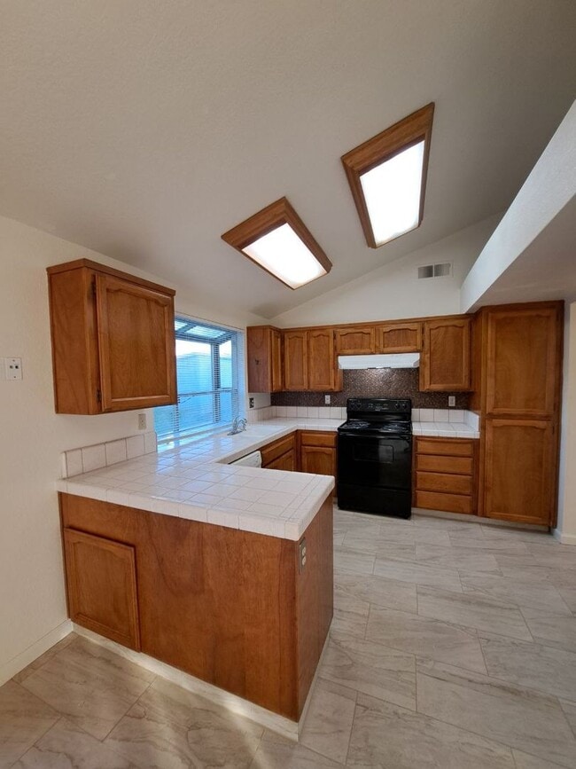 Building Photo - Charming Fresno Home with Beautiful Curb Appeal!