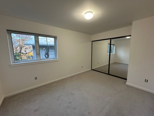 Building Photo - 2 Bedroom Duplex For Rent In Hood River