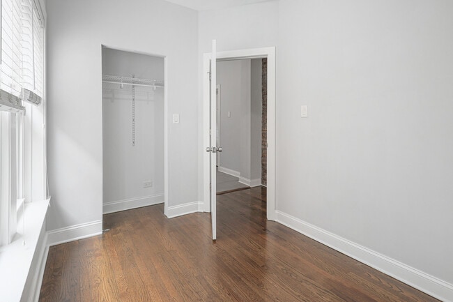 Building Photo - 1106 W Glenlake Ave