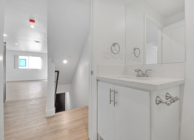 Building Photo - 5852 Vineland Ave