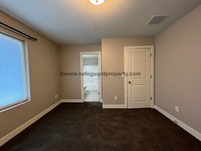 Building Photo - Stunning Townhome in Draper Creekside Comm...