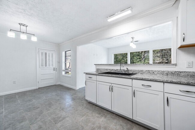 Building Photo - 206 Crestview Dr