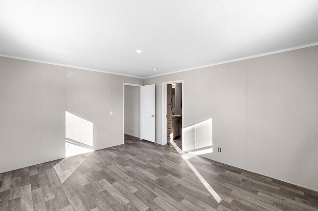 Building Photo - 687 Elmdale Ln