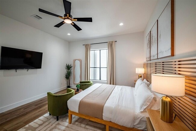 Building Photo - 1305 E 27th St