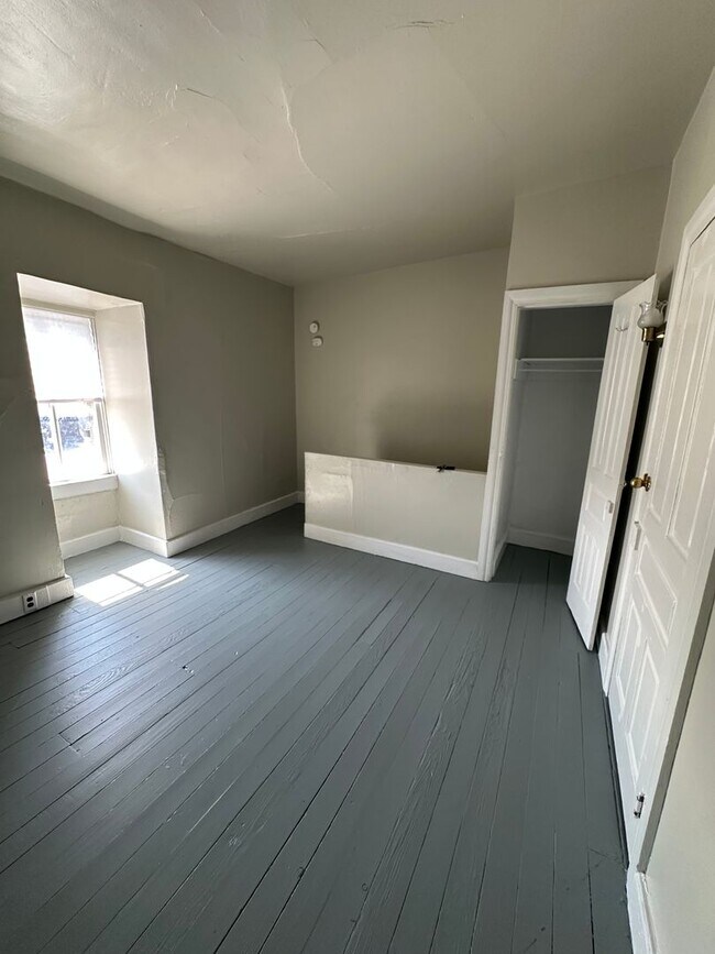 Building Photo - 940 W Princess St