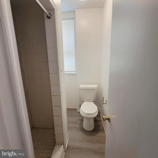 Building Photo - 5426 Regent St