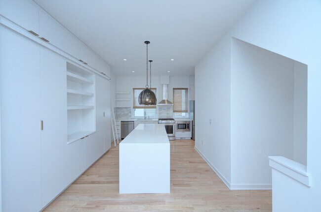 Building Photo - 2737 Shenandoah Ave