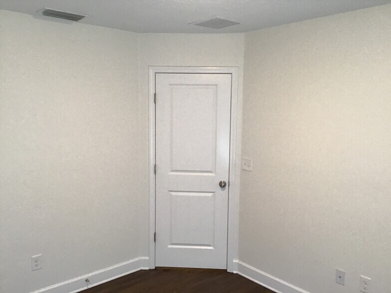 Building Photo - 31 Hiller Ln