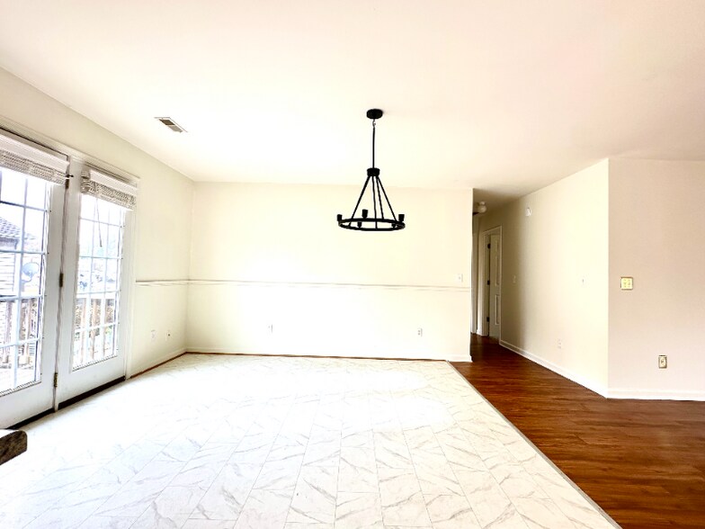 Building Photo - 1419 Burgess Ln