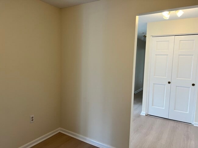 Building Photo - 1002 Paradise Rd