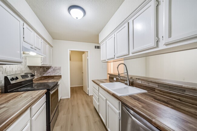 Building Photo - 5917 Fairdale Ln