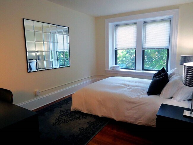 Building Photo - Updated Kitchen - Central Heat/AC - High C...