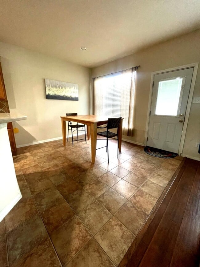 Building Photo - 931 N Sky Dr