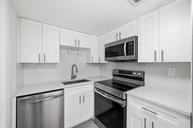 Building Photo - 622 SW 7th Ave