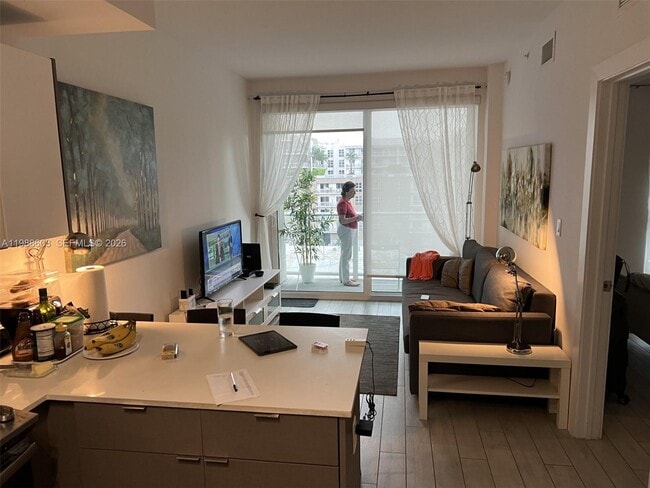 Building Photo - 321 NE 26th St