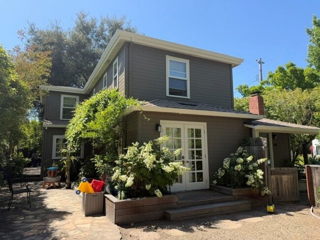 Building Photo - Stunning 4 Bedroom, 3 Bath Single Family Home with Spacious Yard - Available July 15th!