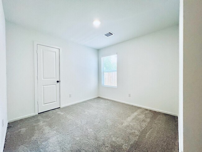 Building Photo - 3014 Mallorca Dr