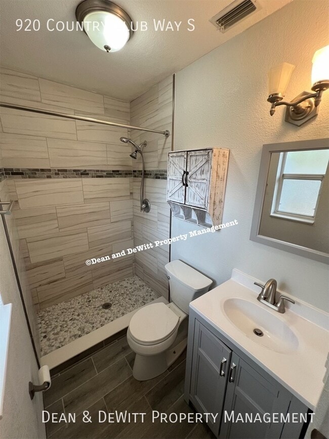 Building Photo - 920 Country Club Way S