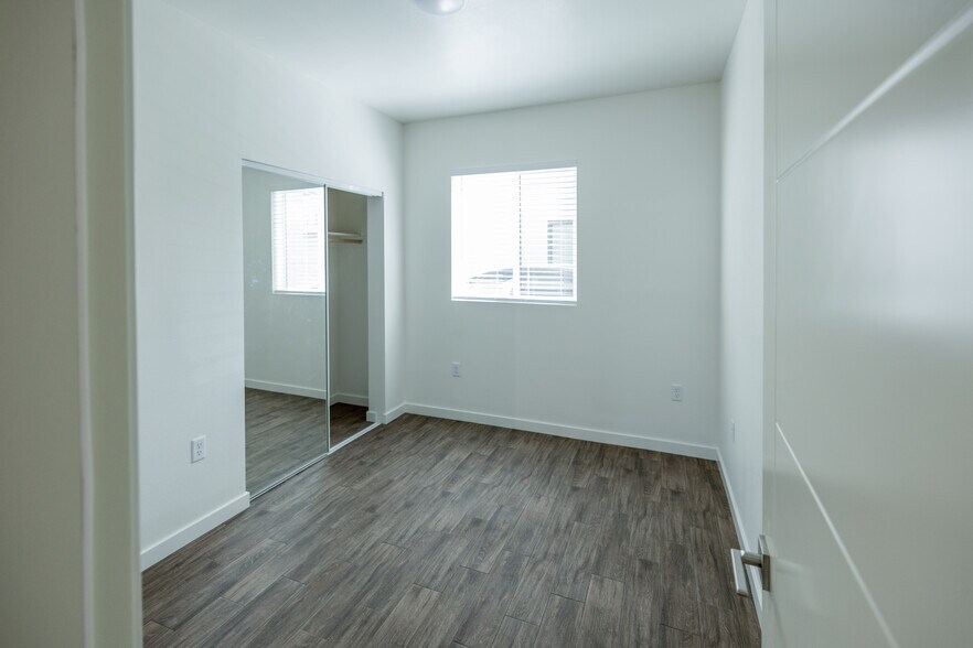 Building Photo - 1128 W 39th St
