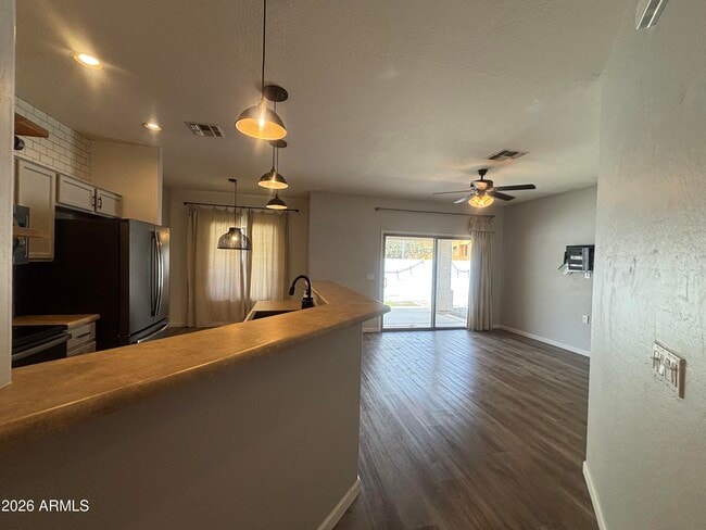 Building Photo - 948 E Savannah Dr