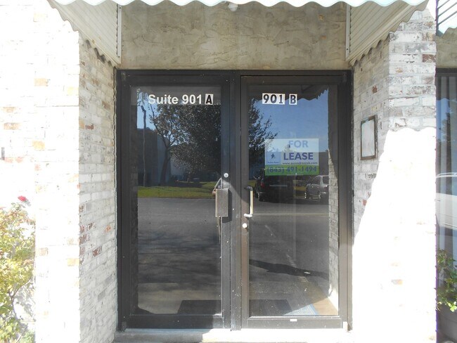 Building Photo - Second floor 1 bedroom, 1 bath suite in great location