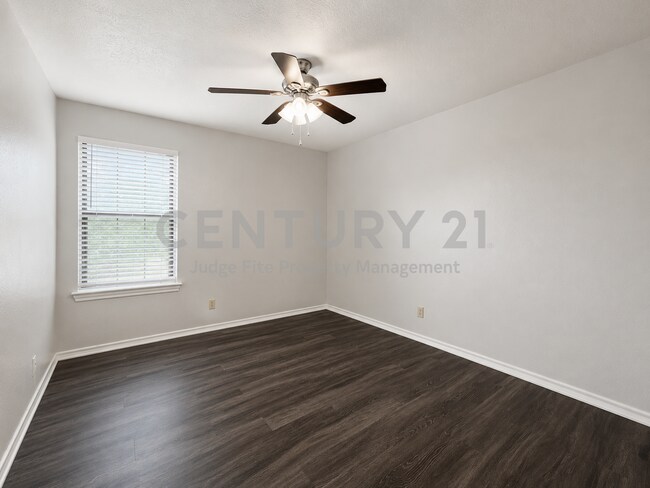 Building Photo - 1108 N Elm St