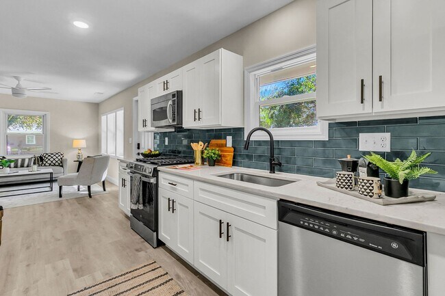 Building Photo - 635 Sequoia St