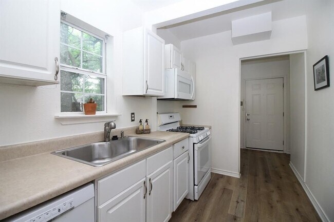 Building Photo - 5411 Hudson St