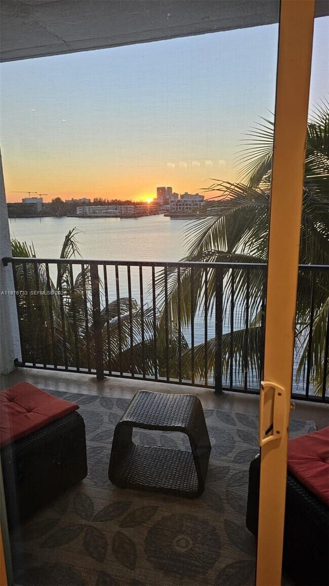 Building Photo - 17100 N Bay Rd