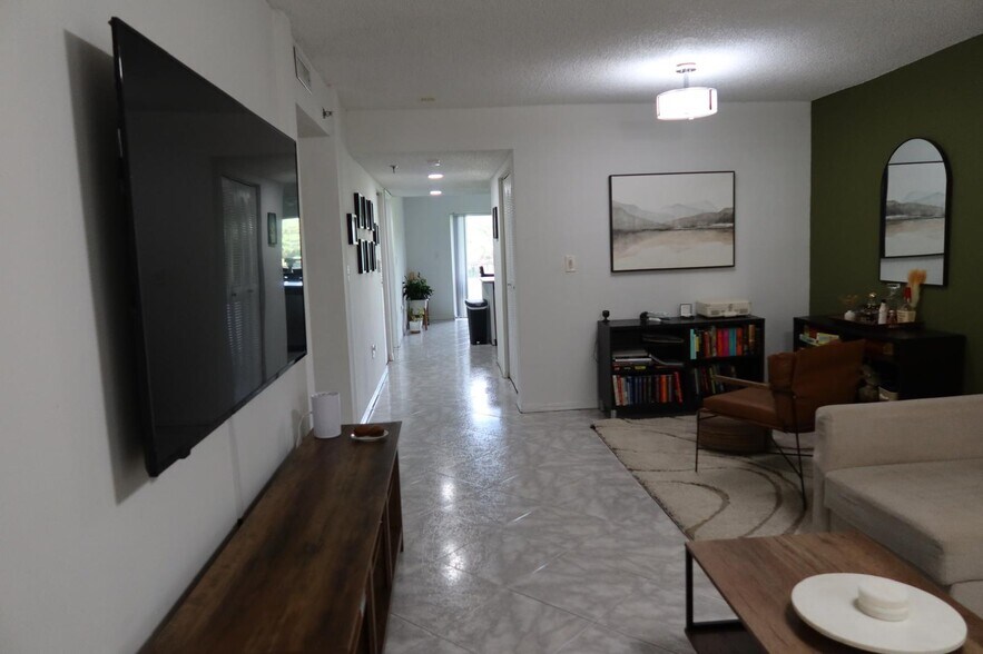 Building Photo - 9470 Tangerine Pl