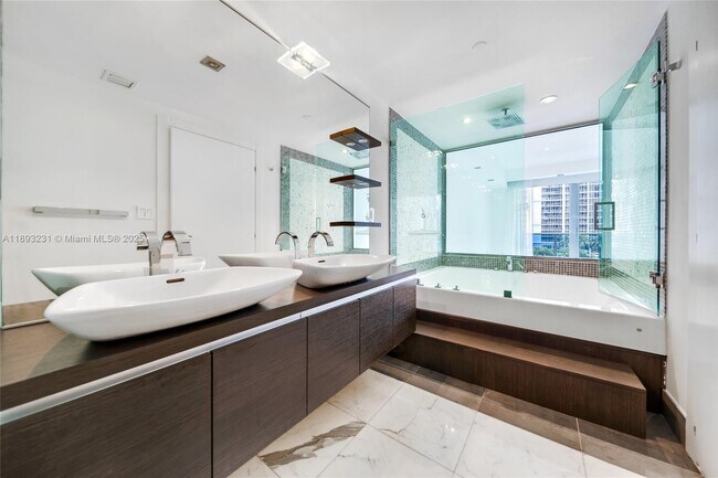 Building Photo - 200 Biscayne Blvd Way