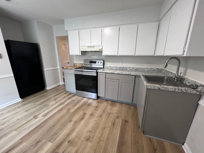 Building Photo - 6 Oak Forest Ln