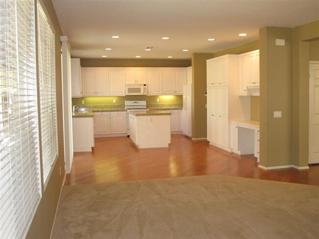 Building Photo - Four Bedroom Three Bathroom Home in Murrieta!