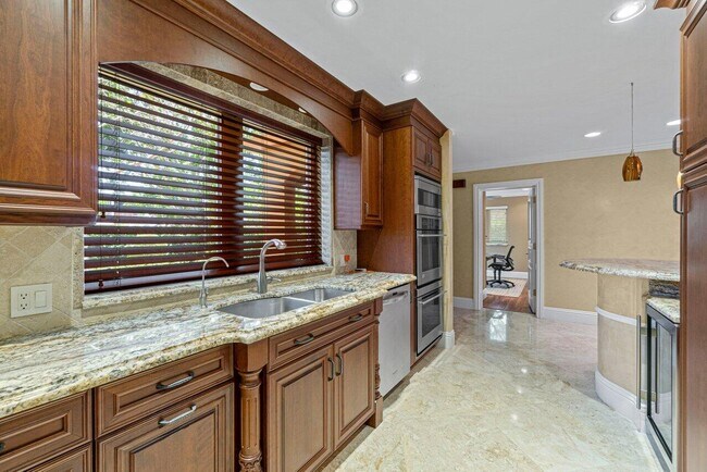 Building Photo - 870 NW 7th St