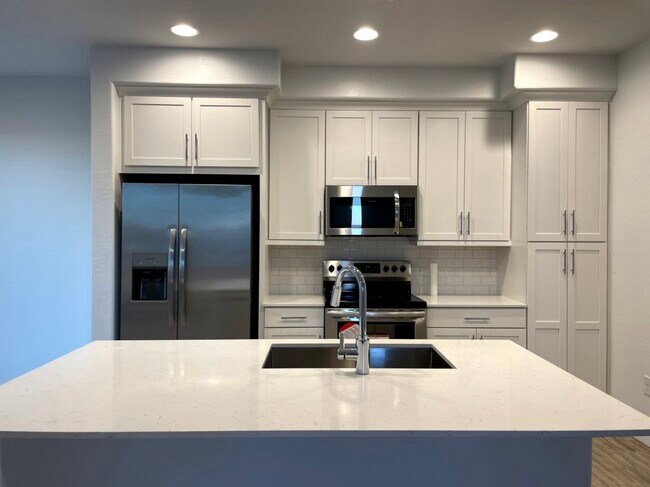 Center Island/Kitchen - 4100 S Pinelake Way