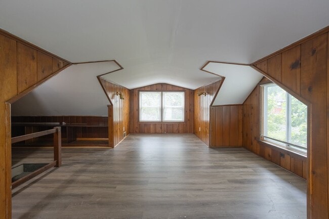 Building Photo - Charming 3 Bedroom 2 Bathroom Home