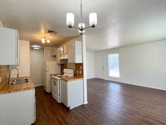 Building Photo - Upgraded 2/1 in South Austin