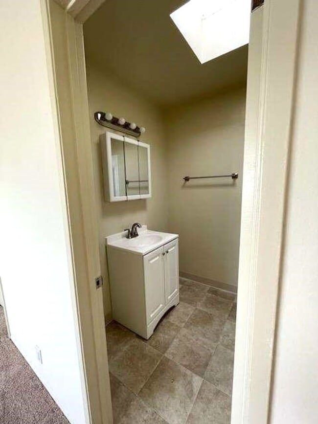 Building Photo - Memorial Apartments- Spacious  Clean 2 Bed...