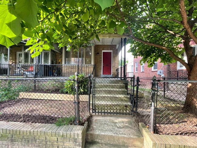 Building Photo - 524 Somerset Pl NW