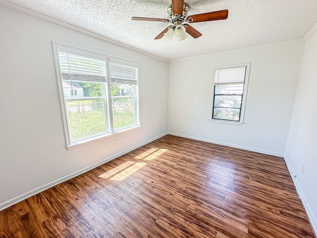 Building Photo - 3 Bedroom House with Garage and Fenced Yard!!