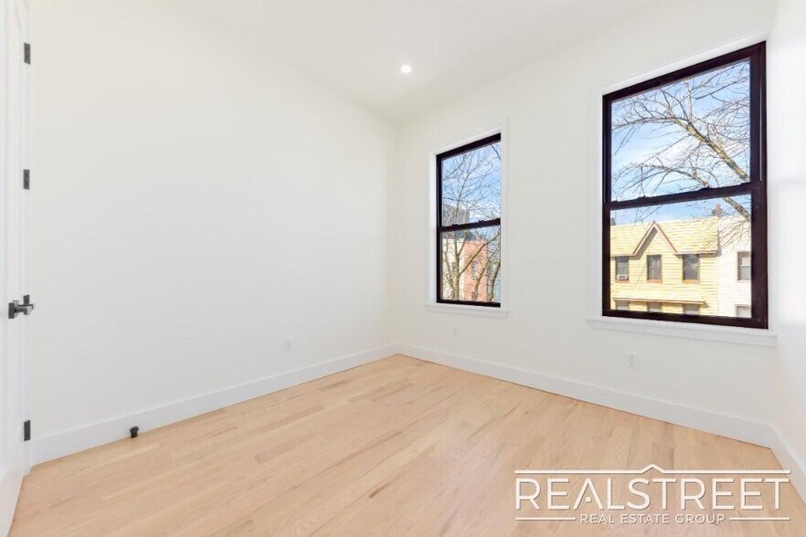 Building Photo - Brand New 4 Bed, 2 Bath with In-Unit Laund...