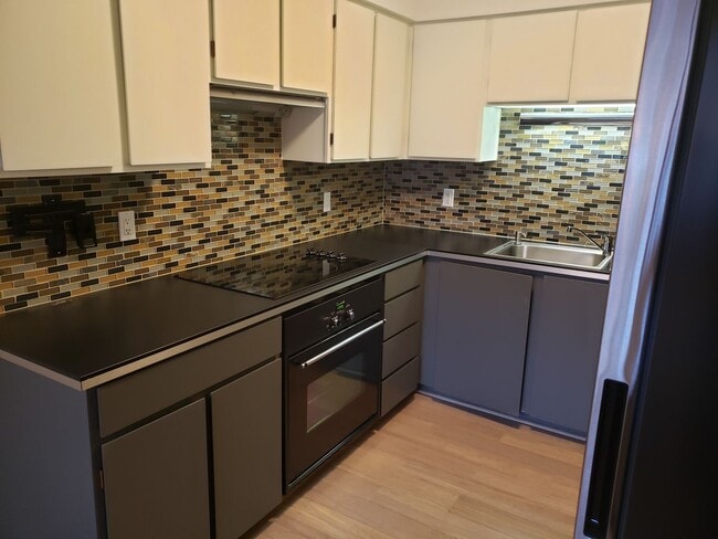 Building Photo - Charming Updated 2 bed/1 bath Condo on Ground Floor in Desirable Irvington District! W/S/T included