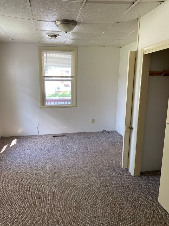 Building Photo - 2 Bed House with Garage