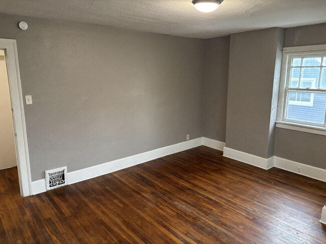 Building Photo - 1302 E 12th St