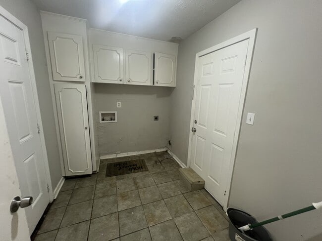 Building Photo - 2915 Longwood Dr