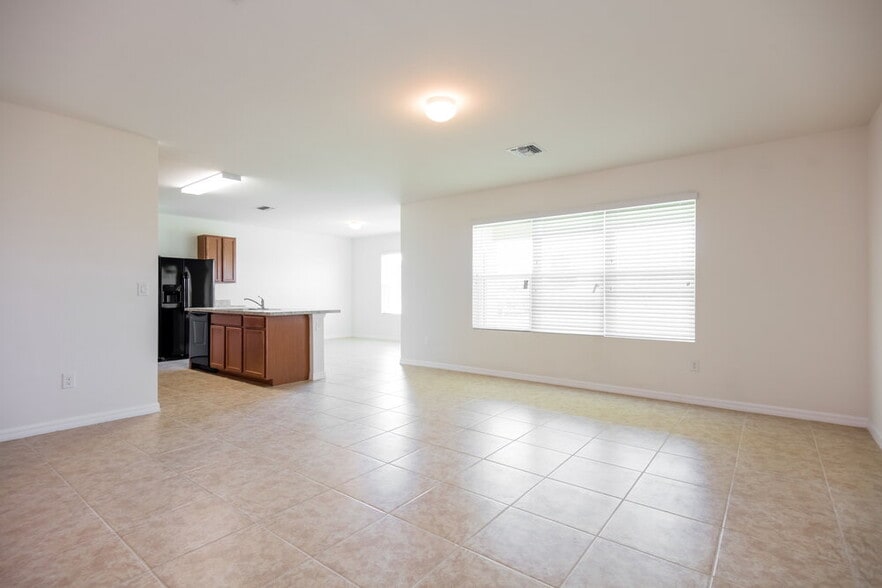 Building Photo - 2520 SW 15th Pl
