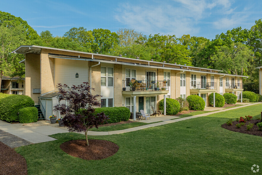 Building Exterior - Spanish Trace Apartments